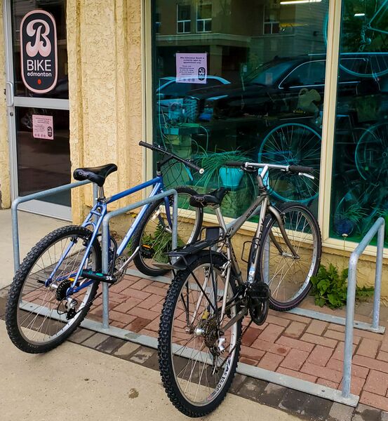 File:Staple bike parking rack - 8 bike - outside South Shop.jpg